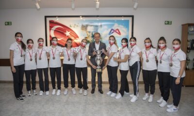 1. Lige yükselen GSK Kadın Hentbol Takımı, sevincini Başkan Seçer ile paylaştı