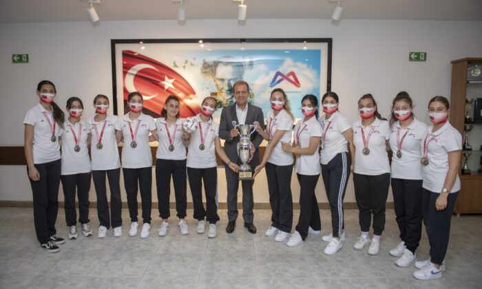 1. Lige yükselen GSK Kadın Hentbol Takımı, sevincini Başkan Seçer ile paylaştı