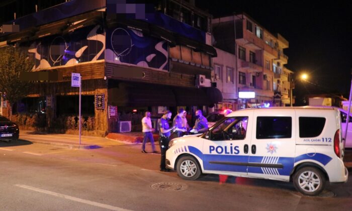 1 Temmuz’u bekleyemediler, alkollü mekanda eğlenirken yakalandılar