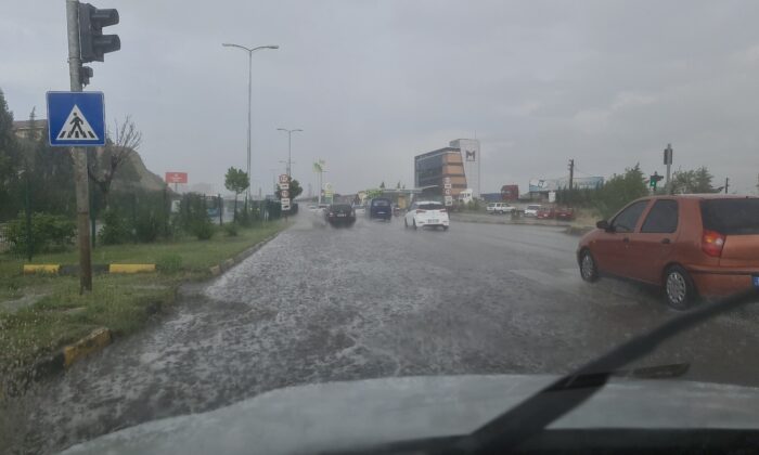 10 dakikalık yağmur yolları göle çevirdi