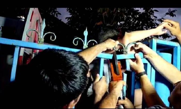 10 yaşındaki çocuğun koluna demir korkuluk saplandı