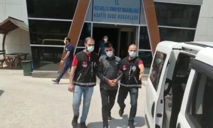 100 bin TL değerinde ziynet eşya ve döviz çaldılar