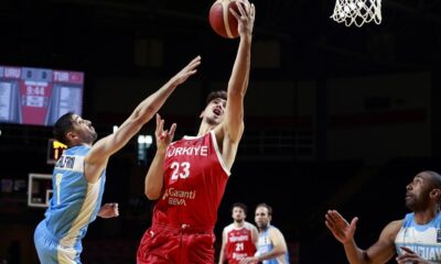 12 Dev Adam galibiyetle başladı