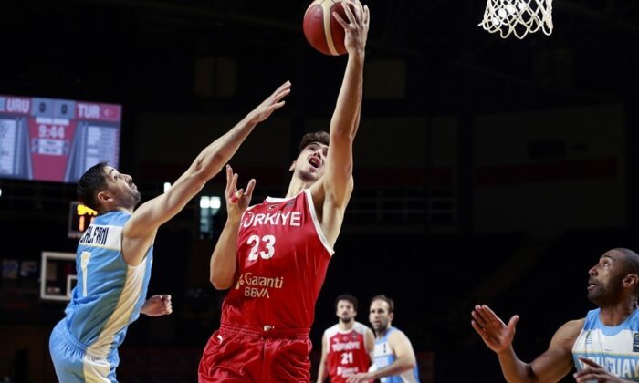 12 Dev Adam galibiyetle başladı