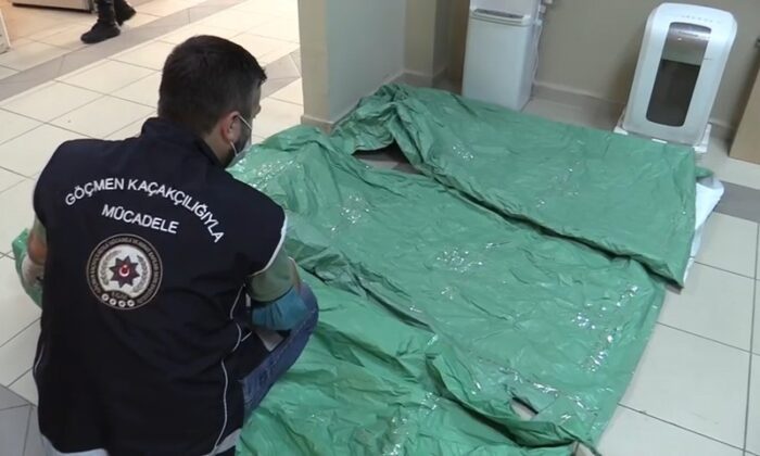 15 göçmenin yakalandığı operasyonda ele geçirilen tulumlar şaşırttı