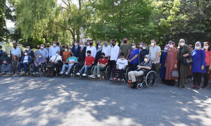 15 tekerlekli sandalye törenle teslim edildi