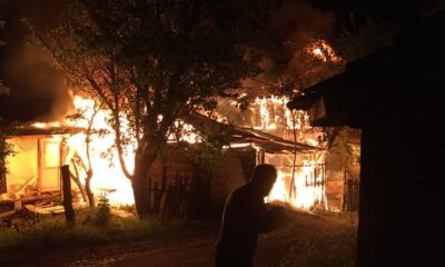 2 katlı ahşap ev alev alev yandı