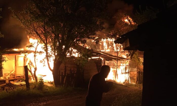 2 katlı ahşap ev alev alev yandı