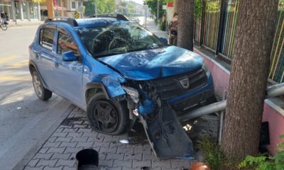 2 otomobil kavşakta çarpıştı: 1 yaralı