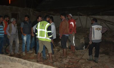 20 büyükbaş hayvan yağış nedeniyle çöken çatının altında kaldı