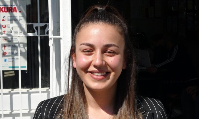 26 yaşındaki genç kız, vefat eden babasının muhtar olduğu mahalleye muhtar seçildi