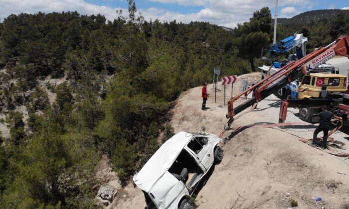 3 kişinin öldüğü kazada hurdaya dönen araçlar uçurumdan çıkartıldı