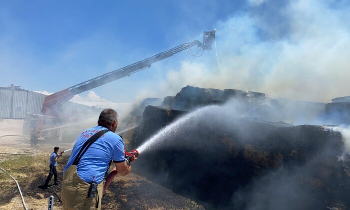 380 ton saman balyası küle döndü