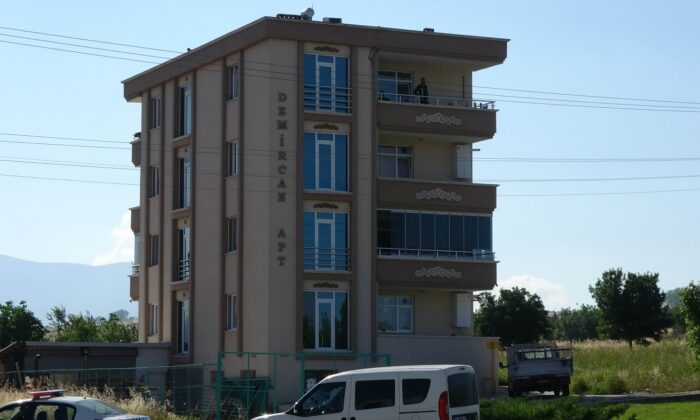 4. katın balkonunda intihara kalkışıp polislerin üzerine sandalye attı