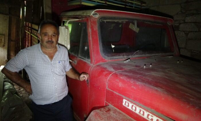 42 yıl önce garaja konulan kamyonet bir kere bile dışarı çıkartılmadı