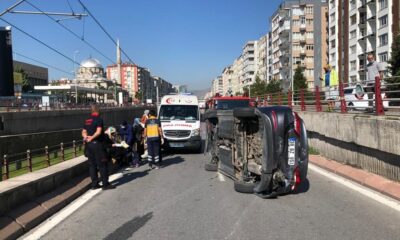 5 araçlık zincirleme kazada kaldırıma çarpan otomobil devrildi