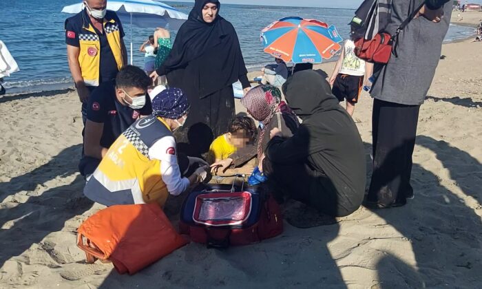 5 yaşındaki çocuk denize düşerek boğulma tehlikesi geçirdi