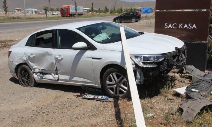 50 metre sürüklenen araçtan yara almadan kurtuldular