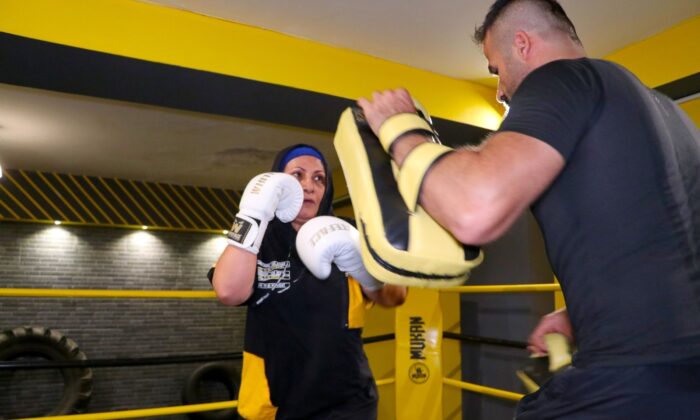 56 yaşındaki kick boks sporcusu gençlere taş çıkartıyor