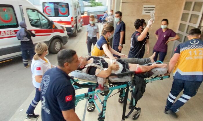 70 yaşındaki adam komşusunu silahla yaraladı