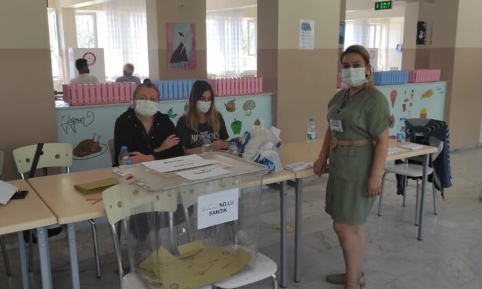 8 adaylı seçimde en yakın rakibine 755 oy fark attı