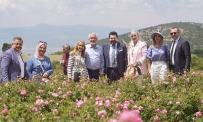 8 belediye başkanı ve 4 milletvekili Isparta’da gül topladı