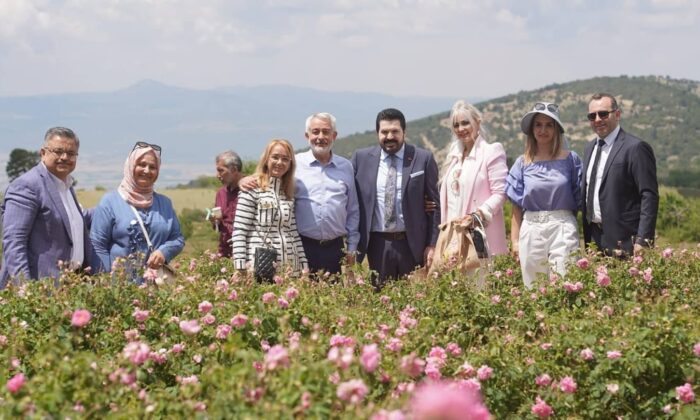 8 belediye başkanı ve 4 milletvekili Isparta’da gül topladı
