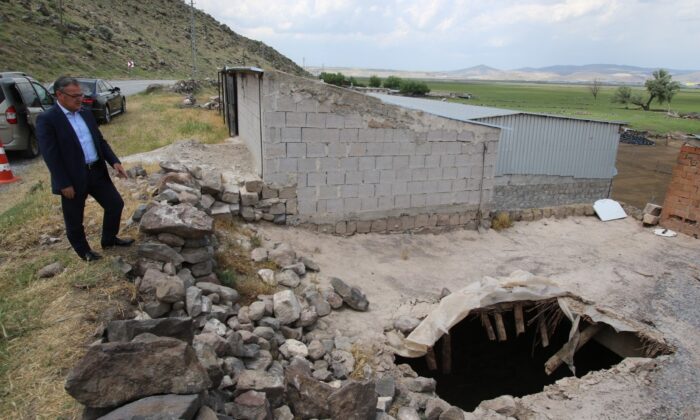 8 tonluk kayanın düştüğü ahır Hacılar Belediyesi tarafından tamir edilecek