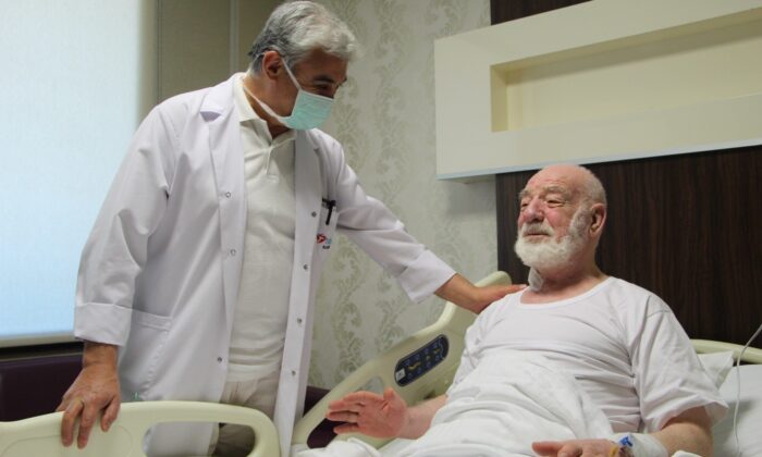 83 yaşındaki Pamuk Dede, aynı anda iki tümör ameliyatı olarak sağlığına kavuştu