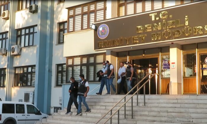 95 kişiyi mağdur eden tefecilerin evinden 2 milyonluk çek ve senet çıktı