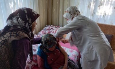 97 yaşındaki Havva ninenin aşısı evinde yapıldı