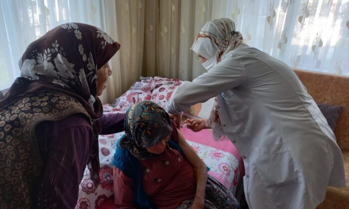 97 yaşındaki Havva ninenin aşısı evinde yapıldı