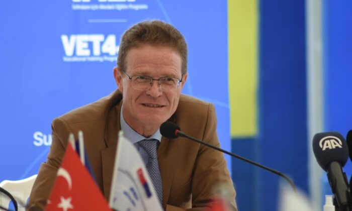 AB Büyükelçisi Nikolaus: “Türk ve Suriyeli gençlerin eğitimi önemli”