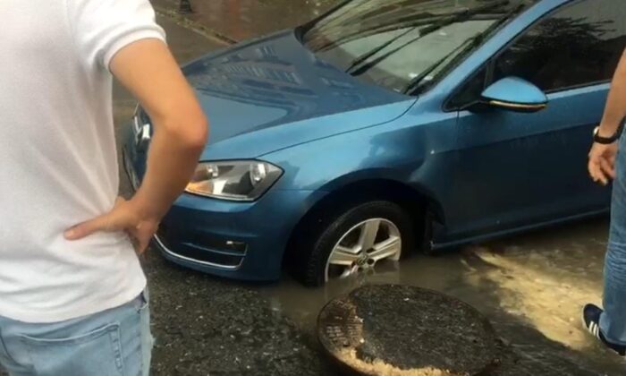 Açık unutulan rögara düşen otomobil vatandaşların yardımıyla kurtarıldı