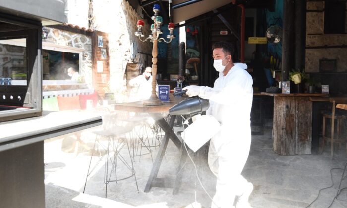 Açılış günü kafe ve restoranlar dezenfekte edildi