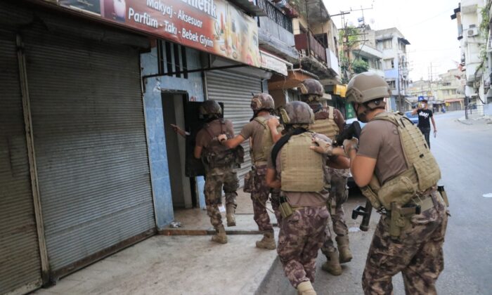 Adana narkotik operasyonu…Baskını gören 2 şüpheli damdan bahçeye atlayıp kaçmak isterken yakalandı