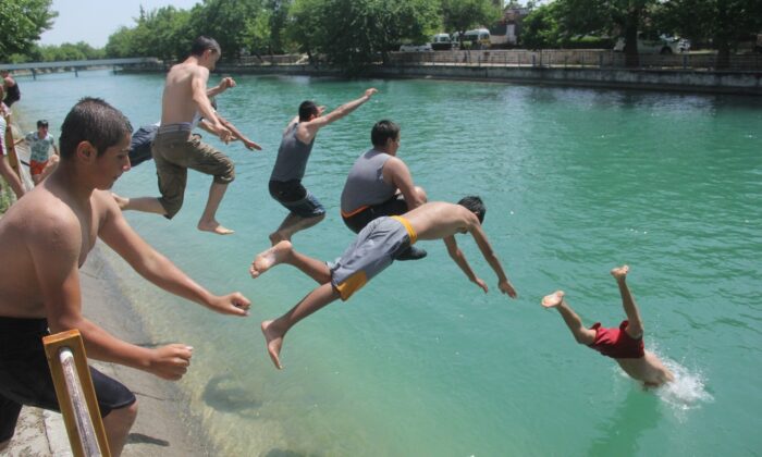 Adana polisi boğulmaların önüne geçmek için ünlülerle uyardı