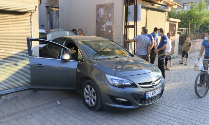 Adana’da polisten kaçan otomobil 3 kilometre kovalandıktan sonra yakalandı