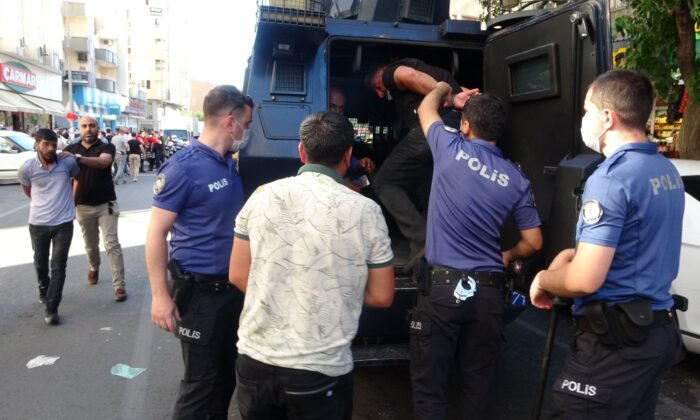 Adliye çıkışı taraflar birbirine girdi, ortalık savaş alanına döndü: 5 yaralı, 10 gözaltı