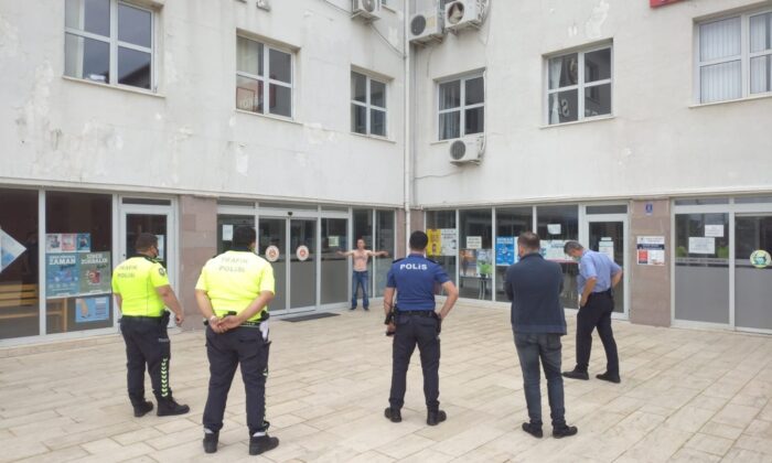 Adliye önünde yarı çıplak eylem yapan şahsı polisler ikna etti