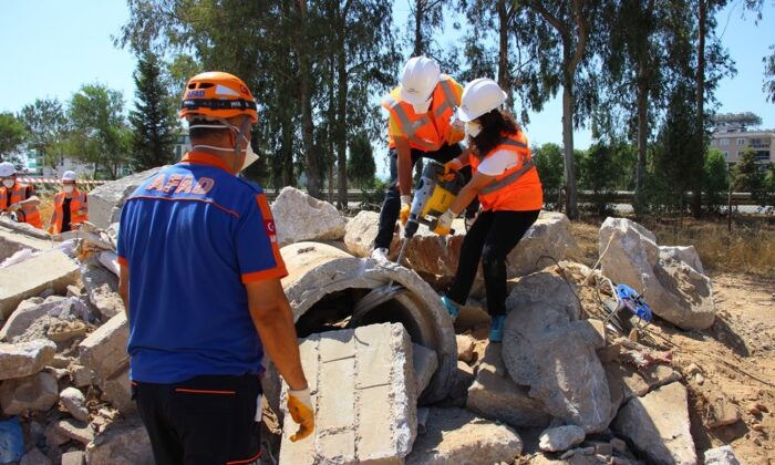 AFAD gönüllüleri aldıkları eğitimlerle uzmanlaşıyorlar