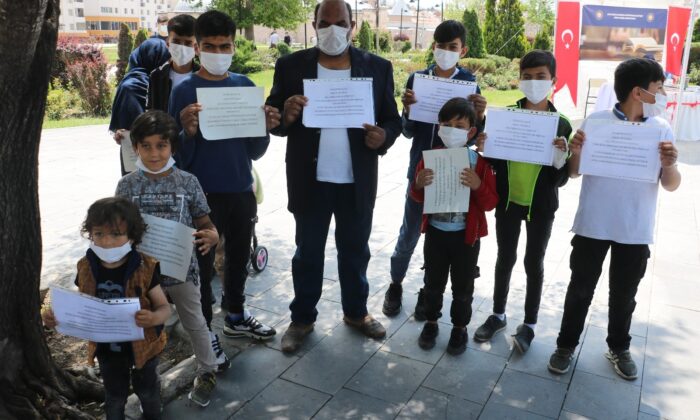 Afgan aile Türk kimliği için gösteri düzenledi