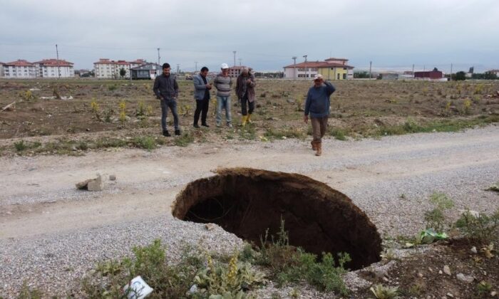 Afyon’da endişe uyandıran göçük ve yarıklar