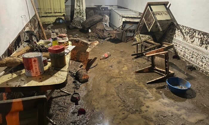 Afyonkarahisar’da 3 ev sular altında kaldı