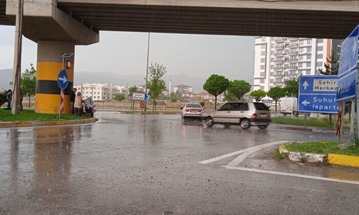 Afyonkarahisar’da dolu ve sağanak yağış etkili oldu
