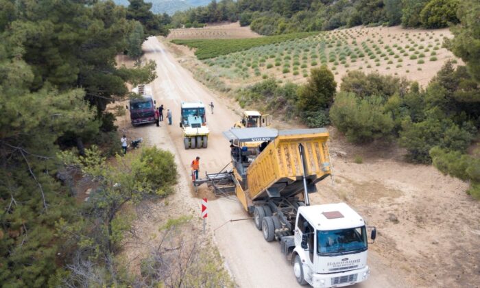 Afyonkarahisar’da gül ve lavanta bahçelerinin yolları yapılıyor