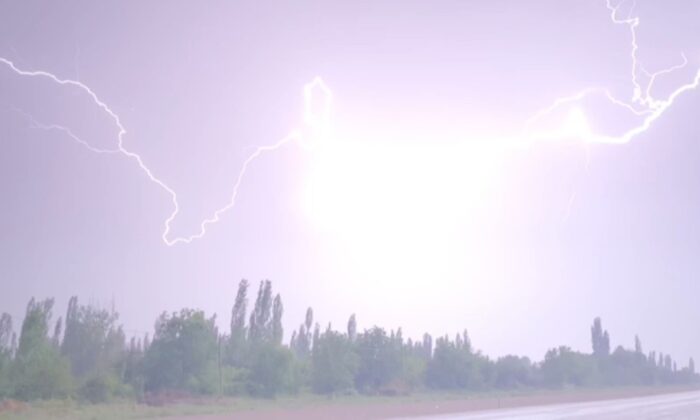 Afyonkarahisar’da şimşekler geceyi gündüze çevirdi