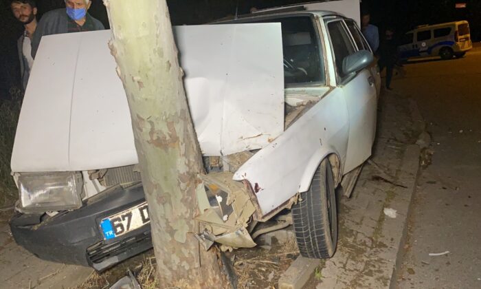 Ağaca çarpan otomobil hurdaya döndü: 4 yaralı