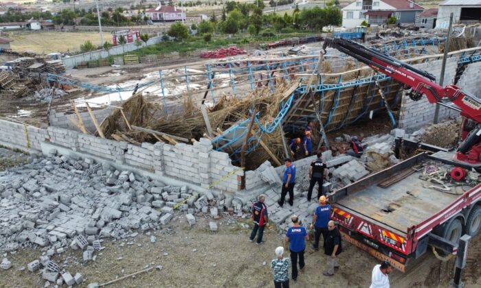 Ağıl çöktü yaklaşık 150 küçükbaş hayvan göçük altında kaldı