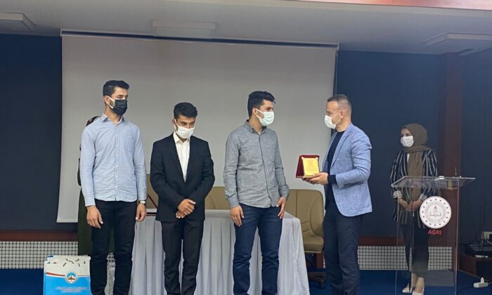 Ağrı Milli Eğitim Müdürü Tekin, dereceye giren öğrencilere ödüllerini verdi